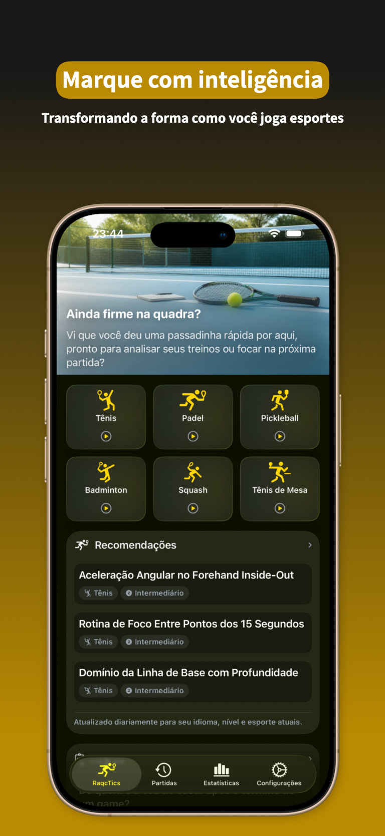 RacqTics Marcador de Pontos 8 Captura de tela do aplicativo exibindo o menu principal para selecionar esportes de raquete, como Tênis, Padel e Pickleball. Sobreposição de texto: "Marque com inteligência Transformando a forma como você joga esportes".